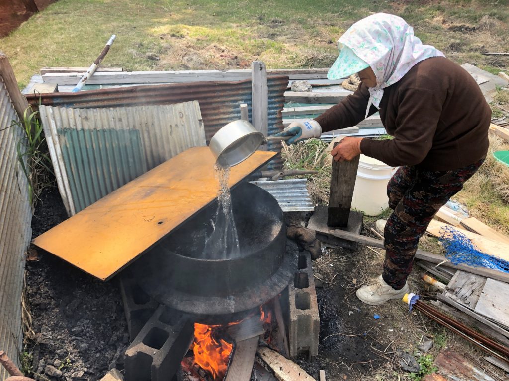 堂ヶ島でひじきを煮るおばあさん